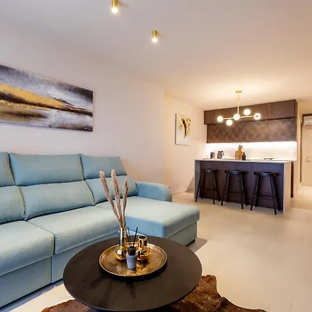 Castle Harbour Elegant 1-bedroom - Heated Pool, Air Conditioning & Fiber Internet In Cristianos Apartment
