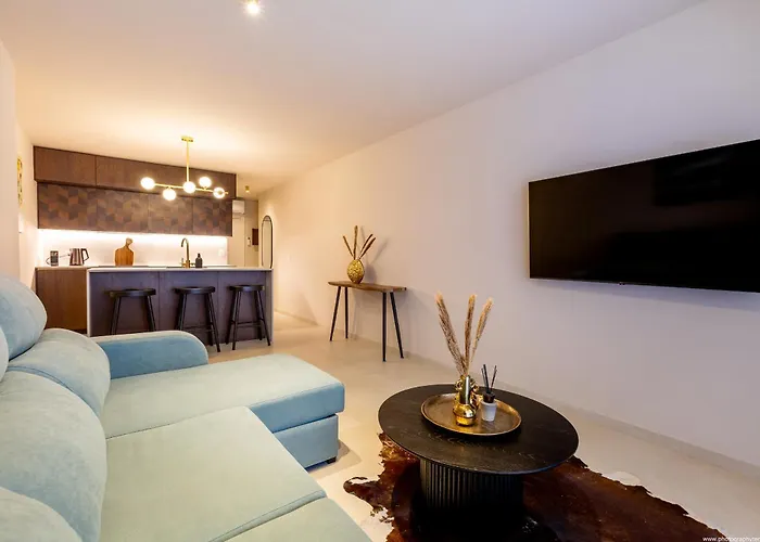 Castle Harbour Elegant 1-bedroom - Heated Pool, Air Conditioning & Fiber Internet In Cristianos *