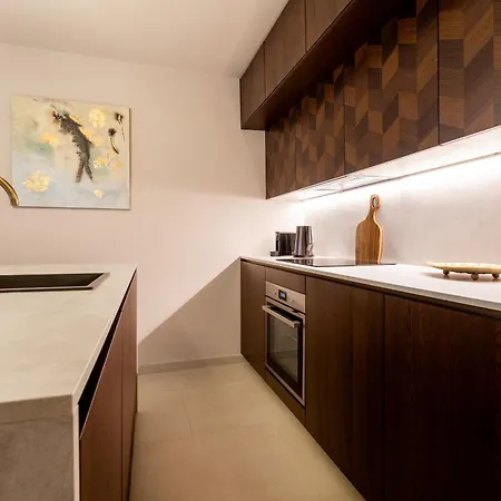 Castle Harbour Elegant 1-bedroom - Heated Pool, Air Conditioning & Fiber Internet In Cristianos *